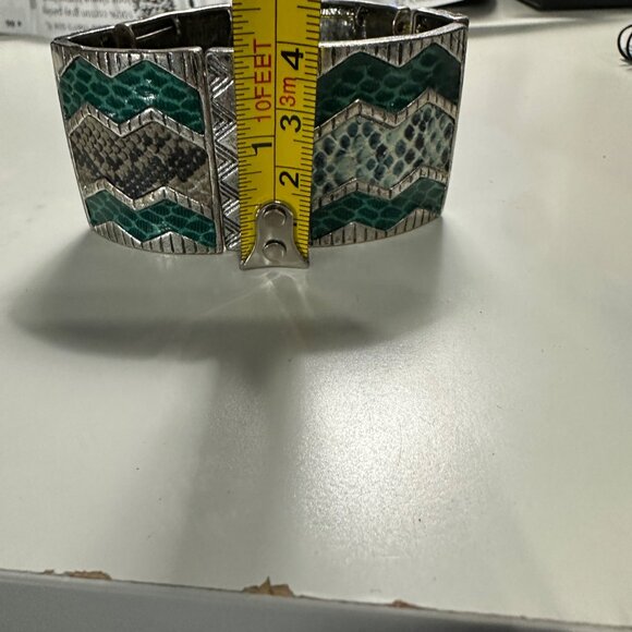 Unbranded silver tone with faux animal print inserts stretch cuff bracelet - Picture 5 of 5